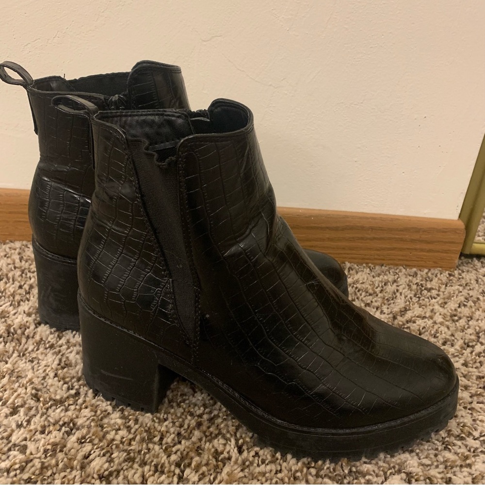 Elegant Black Croc-Patterned Ankle Booties